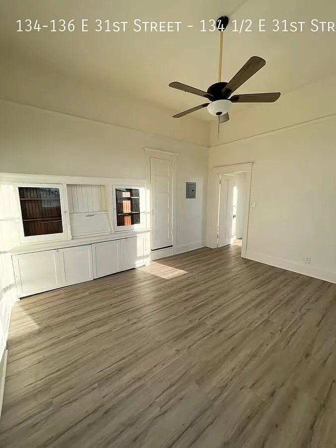 Perfect for USC students- 3 Beds | 2 Baths | Gated Parking Included — Photo 2
