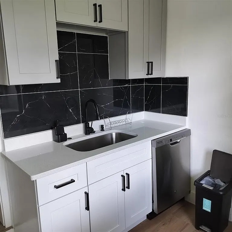 3 bed, 2.0 bath, 1072 sqft, $2,100 — Photo 3
