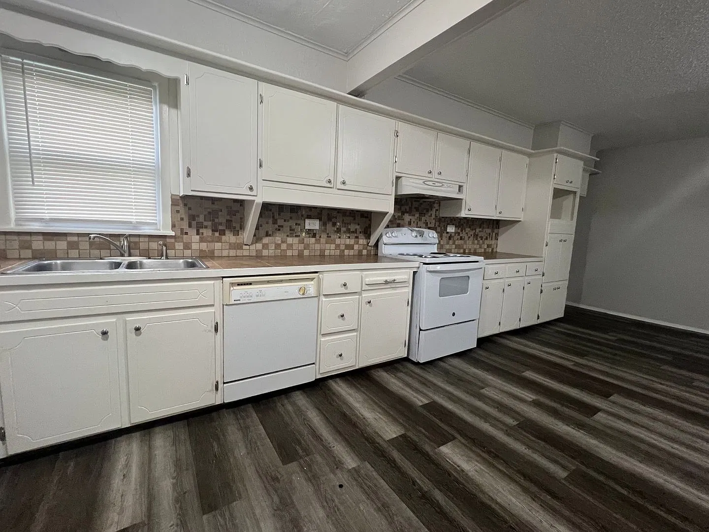 1315 NW Bessie- available now! — Photo 4