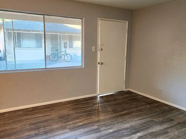 302 W Medlock Dr #6 — Photo 2