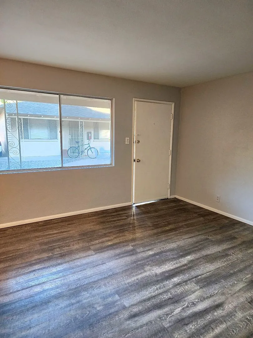 Building Photo - 302 W Medlock Dr #6
