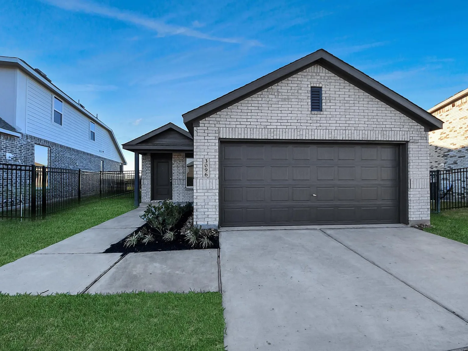 4 bed, 2.0 bath, 1670 sqft, $2,350 — Photo 3
