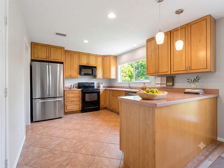 302 Morningside Dr — Photo 8