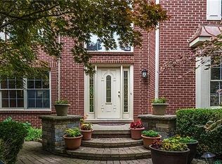 39402 Danielle Dr, Northville, MI 48167