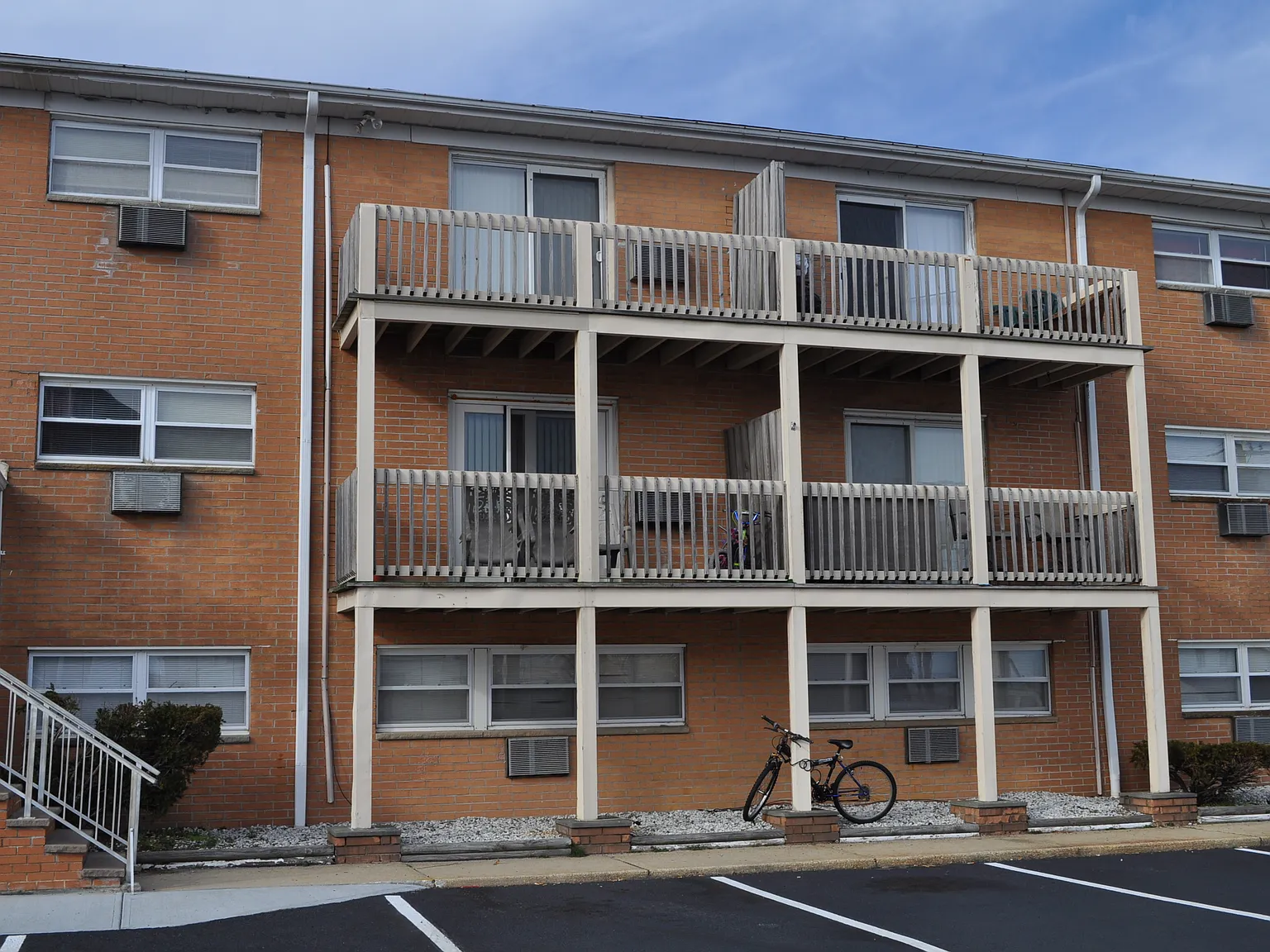 Seacrest Apartments — Photo 2