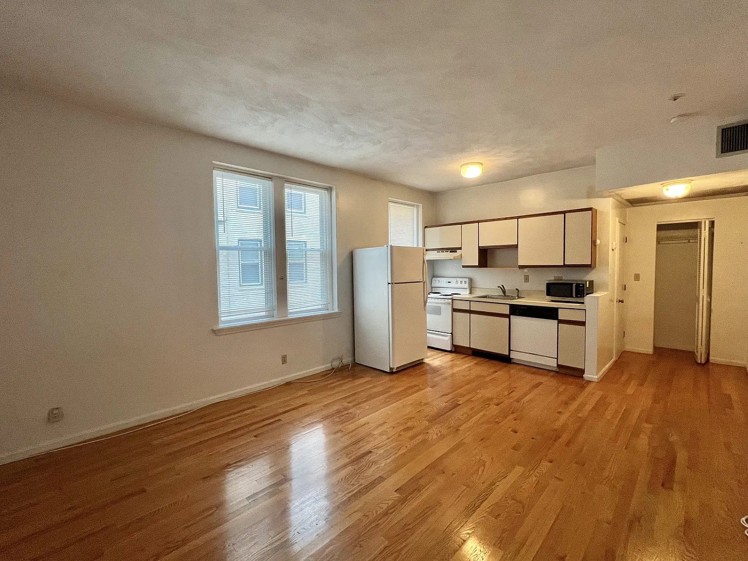 Studio, 360 sqft, $2,200 — Photo 3