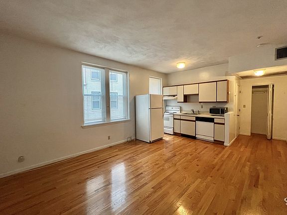 3rd image of 1427 Commonwealth Ave APT 204