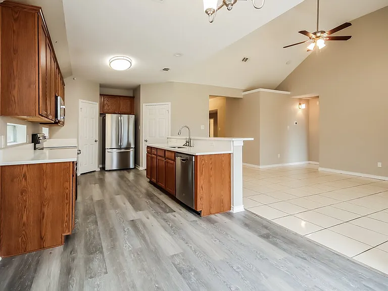 1420 Castlegar Ln — Photo 7
