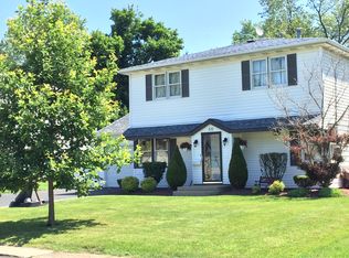 66 Cadman Dr, Williamsville, NY 14221