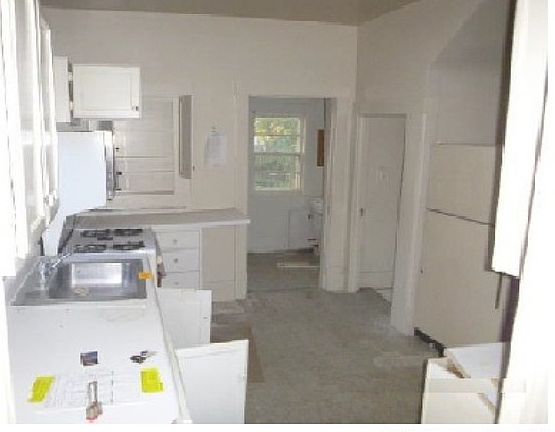 5th image of 1014 W Maple St