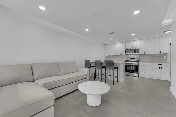 381 SE 15th Ave #1