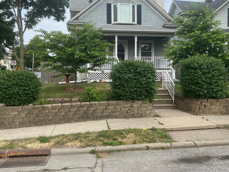 2527 Iowa St, Davenport, IA 52803 Zillow