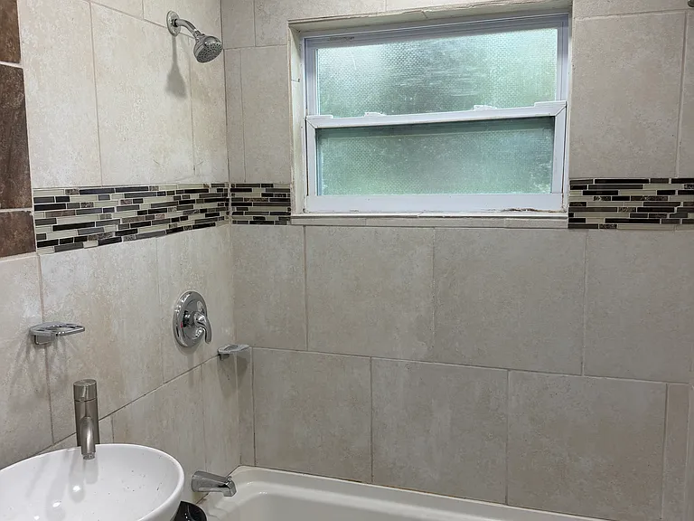 211 Ederington Dr — Photo 3