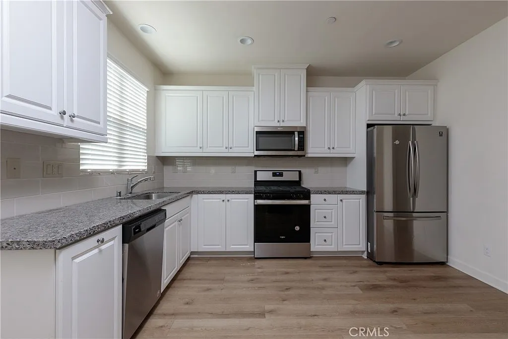 3 bed, 2.5 bath, 1344 sqft, $3,760 — Photo 3