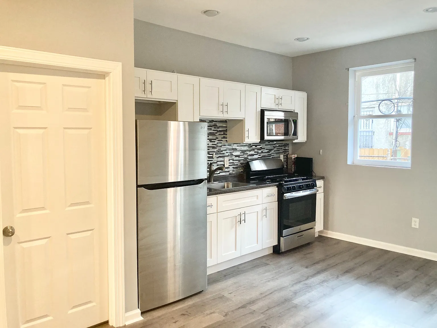 Move-In Ready 3BR Townhome Near Parks, Cafes & Transit — Photo 2
