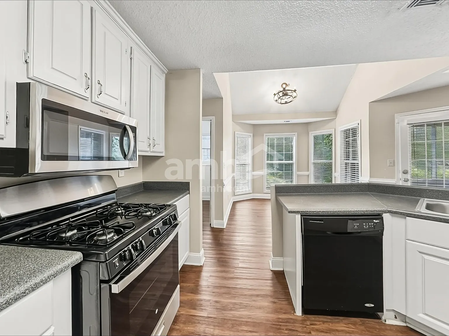 3 bed, 2.5 bath, 2012 sqft, $2,270 — Photo 3