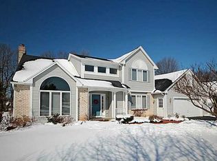 27 Edenfield Rd, Penfield, NY 14526