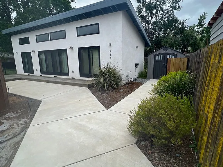 2 bed/2 bath charming TINY house in Concord — Photo 3