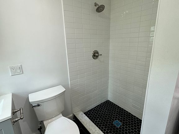 4th image of 52 Chambers St #3