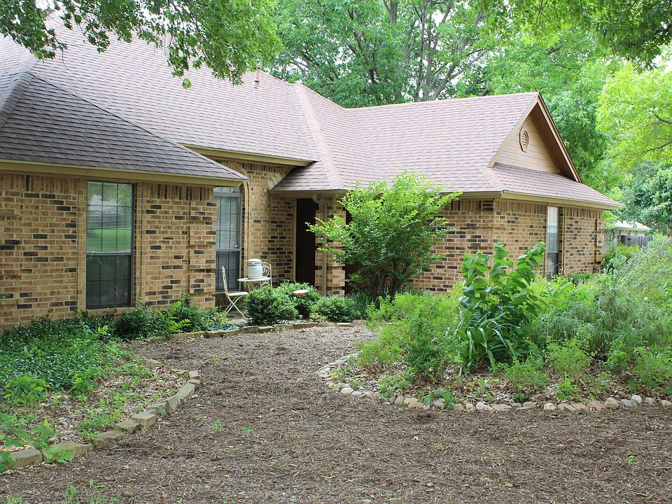 Front yard, from the east.