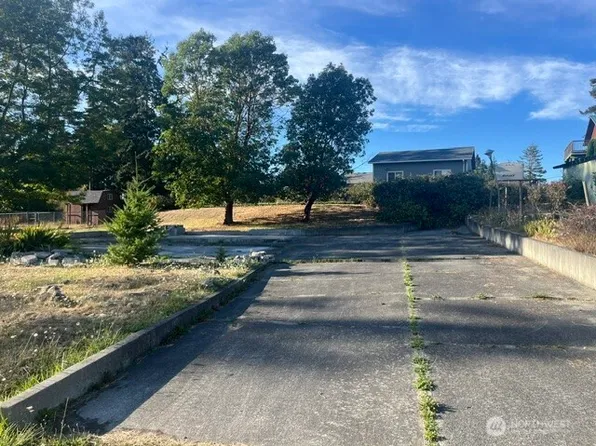 1586 Douglas Street, Oak Harbor, WA 98277