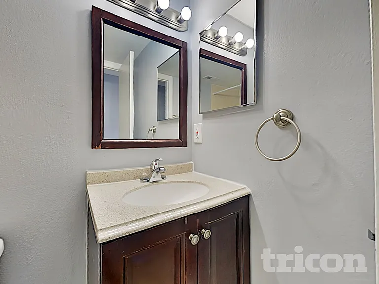 8235 Donaldson Dr — Photo 20