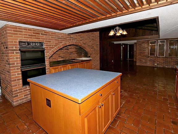 5th image of 165 Bon Chateau Dr