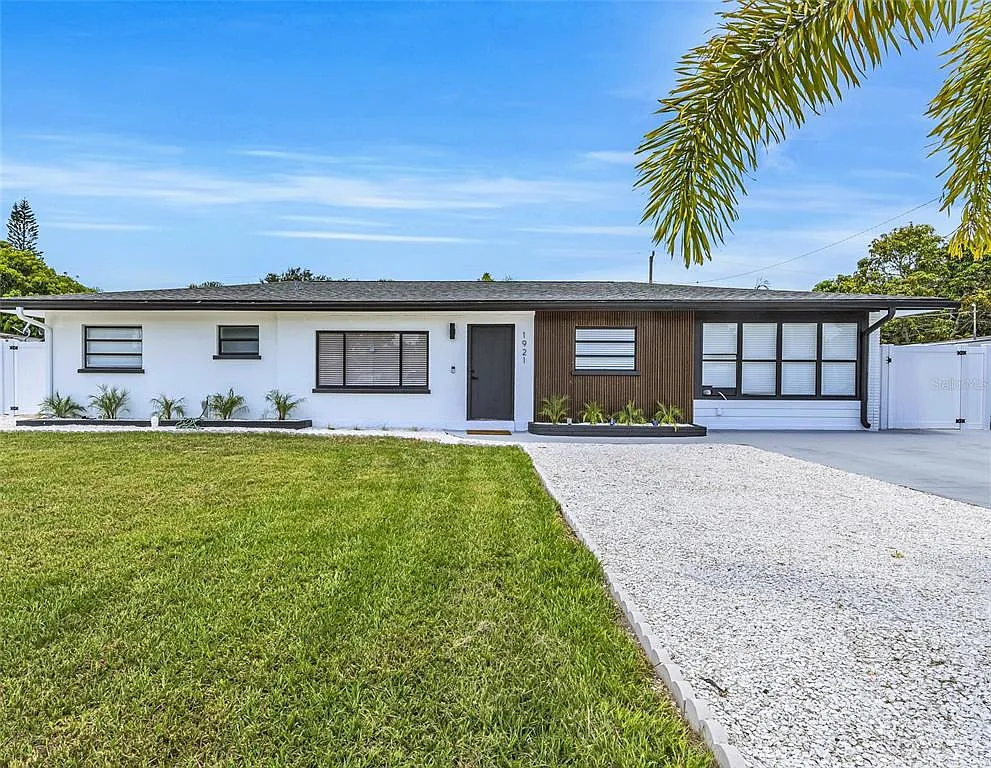 4 bed, 2.0 bath, 1735 sqft, $3,200 — Photo 3