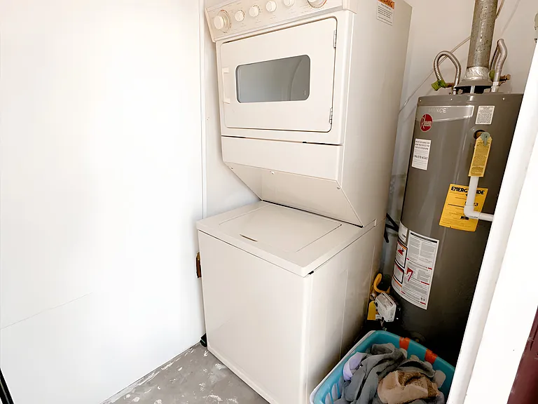 824 W 9th St — Photo 21