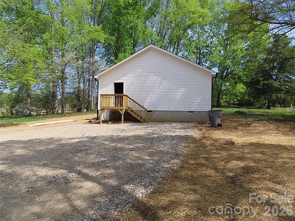 5th image of 3095 Hillcrest Rd