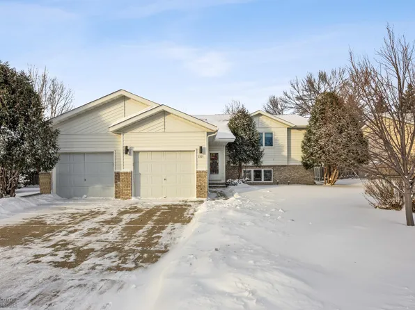 2321 32nd St S, Fargo, ND 58103