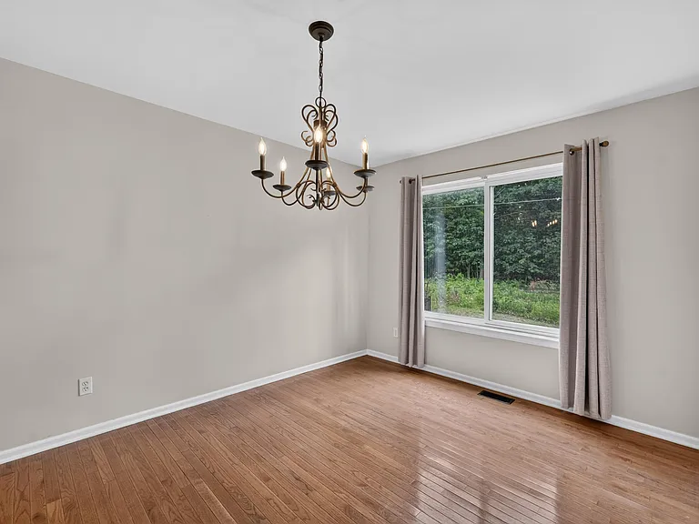 392 Sedgewood Ln — Photo 10