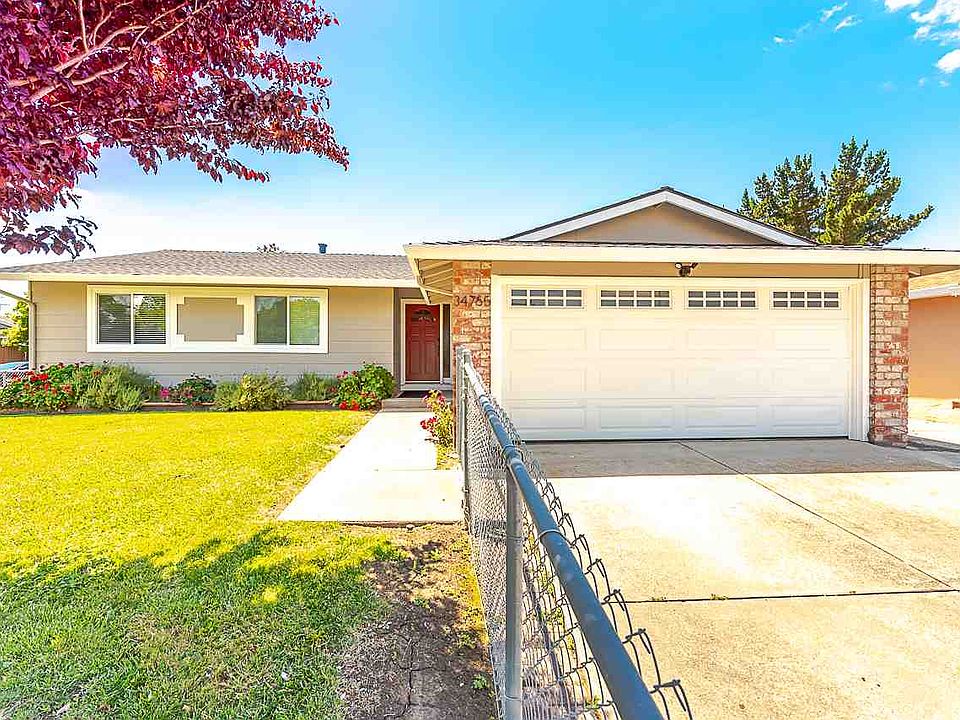 1st image of 34765 Gladstone Pl