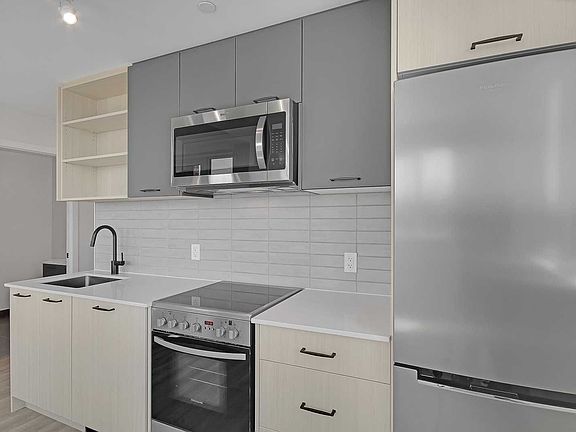 4th image of 2306 Saint Clair Ave W #309