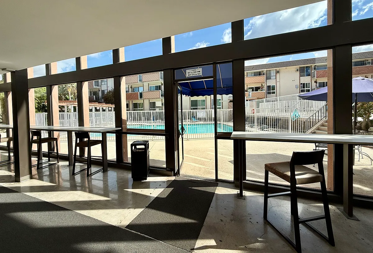 LOUNGE AREA - 5585 E Pch #363