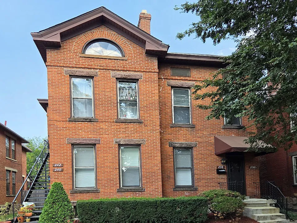 238 1/2 W Hubbard Ave