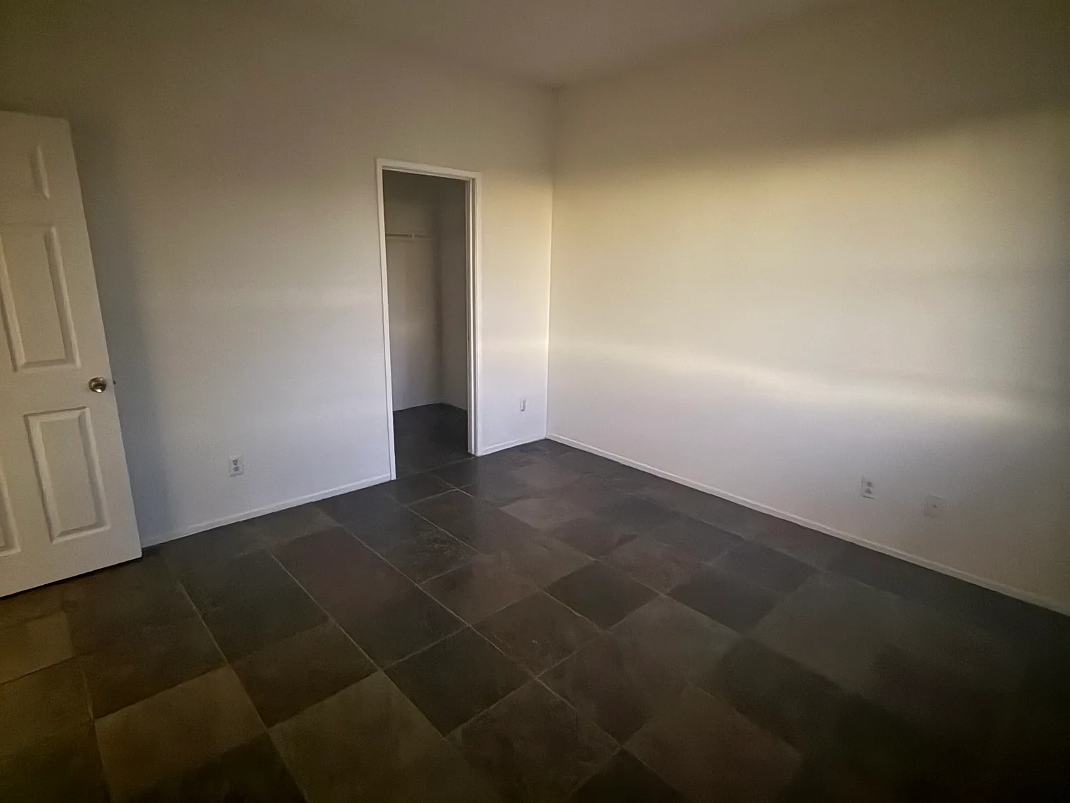 8 bed, 4388 sqft, $1,099 — Photo 3