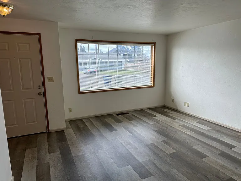 403 S 37th Pl — Photo 7