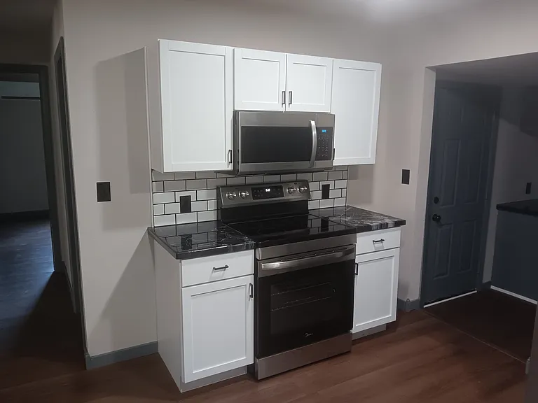 404 S Commercial St — Photo 2