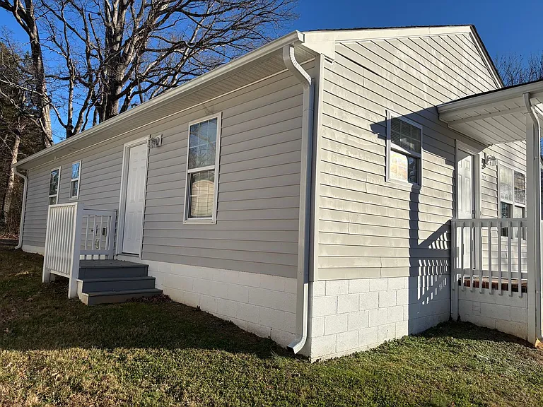 215 Paramount St — Photo 19