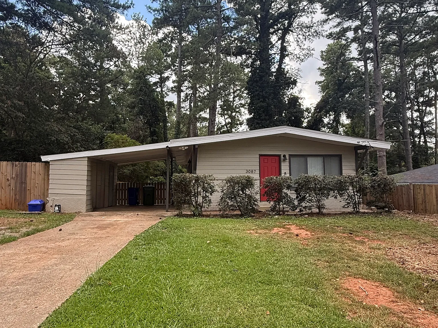 3 bed, 1100 sqft, $1,700 — Photo 1