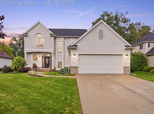 336 Pinecliff Ct, Waterford, MI 48327