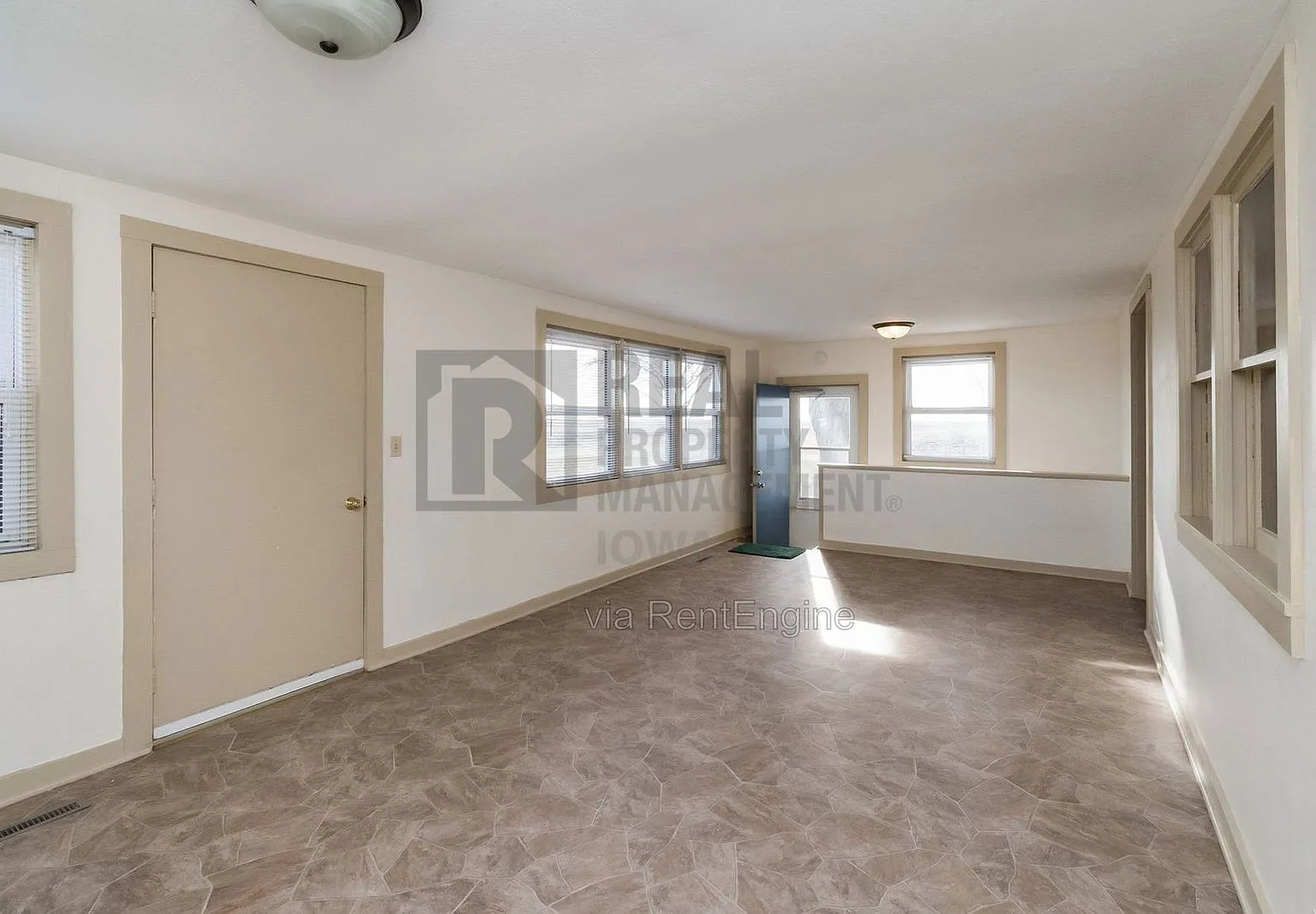 4 bed, 2.0 bath, 2136 sqft, $1,595 — Photo 2