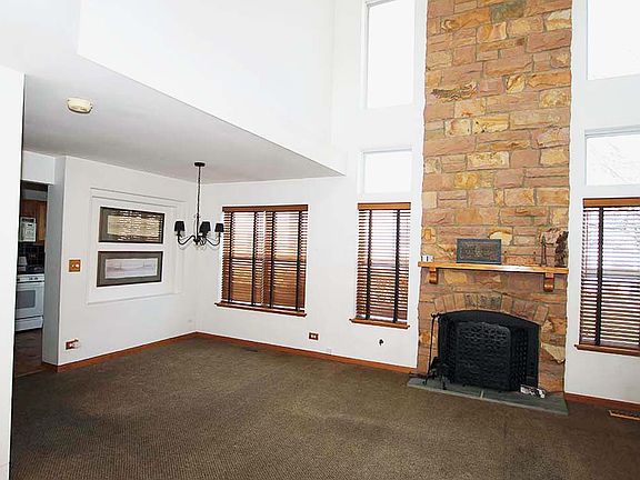 3rd image of 903 Waterford Ln