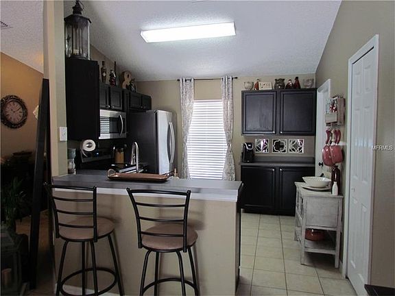 2nd image of 565 Hickory Ave