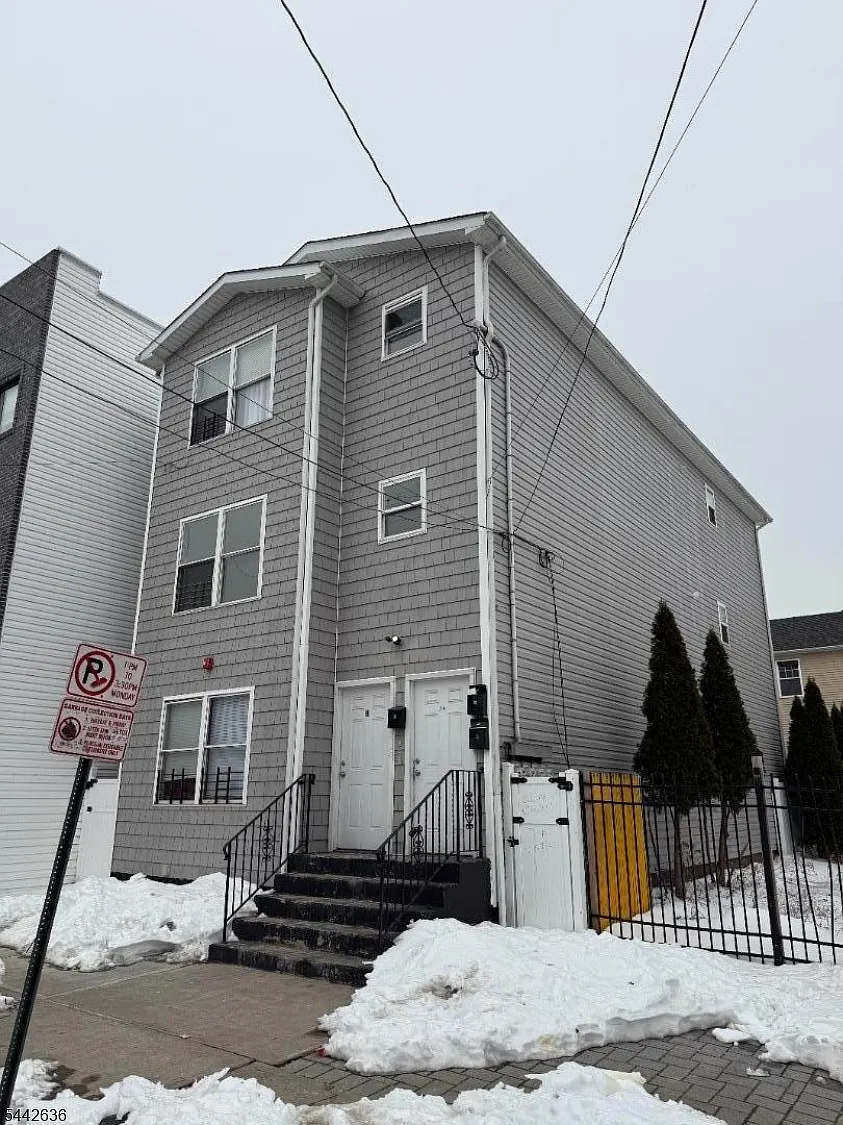 3 bed, 1.0 bath, $2,200 — Photo 1