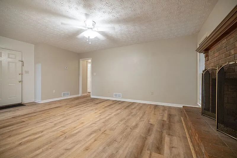 3 bed, 2.0 bath, 1328 sqft, $1,990 — Photo 3