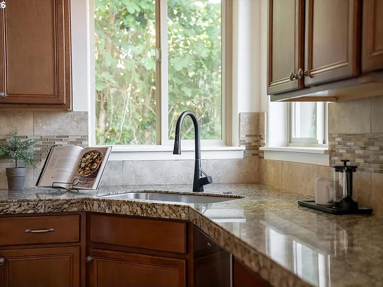 16147 SW Medallion Ln — Photo 4