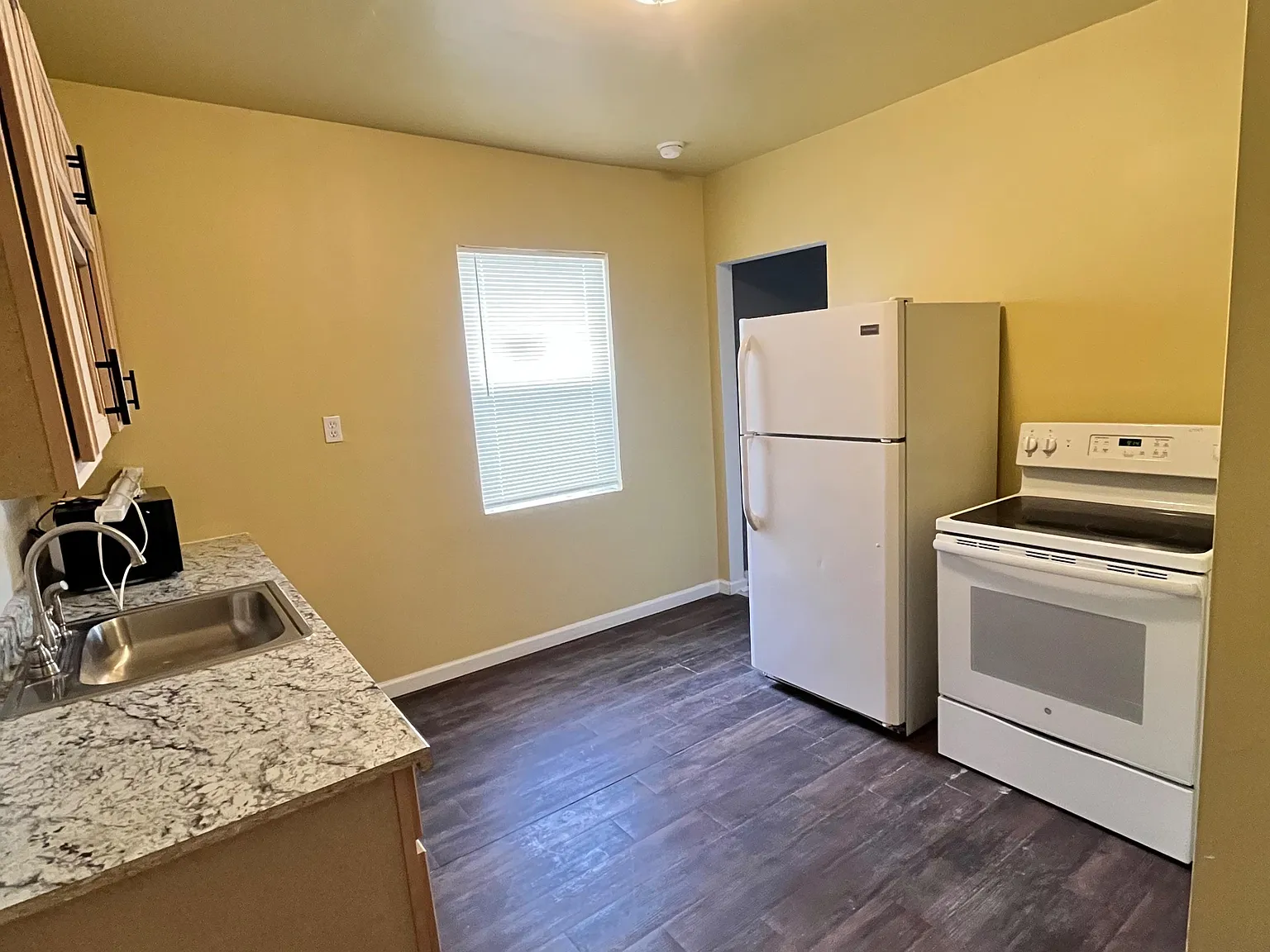 3 bed, 1.0 bath, 910 sqft, $4,547 — Photo 4