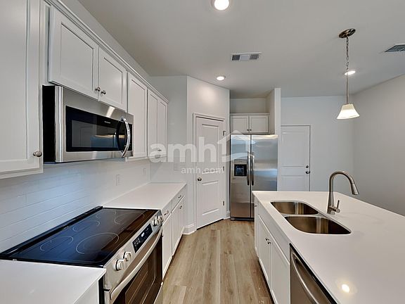 3rd image of 105 Broadmoor Dr